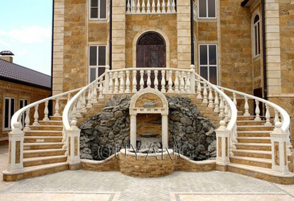 Villa dengan tangga granit dan ornamen marmer